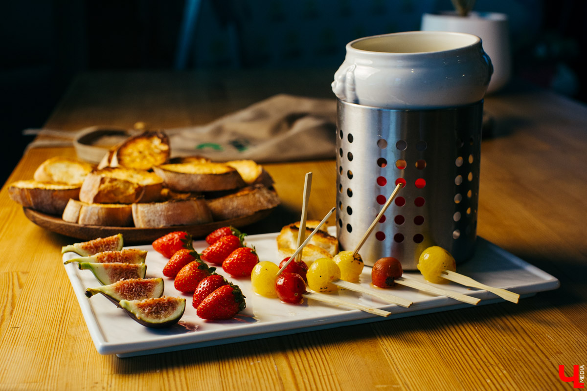 Бренд-шеф Roulet Дмитрий Орловский показал, как готовить фондю, а педагог Венского балета Сергей Игнатьев - как его танцевать