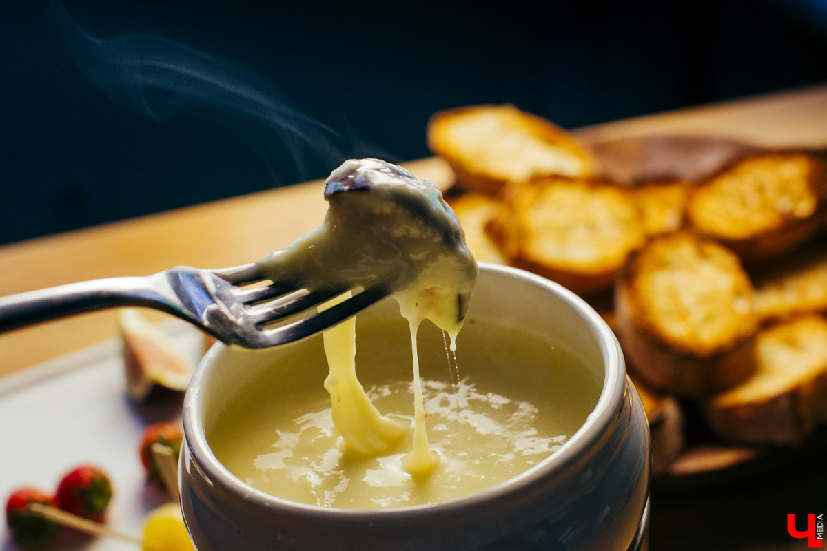 Бренд-шеф Roulet Дмитрий Орловский показал, как готовить фондю, а педагог Венского балета Сергей Игнатьев - как его танцевать