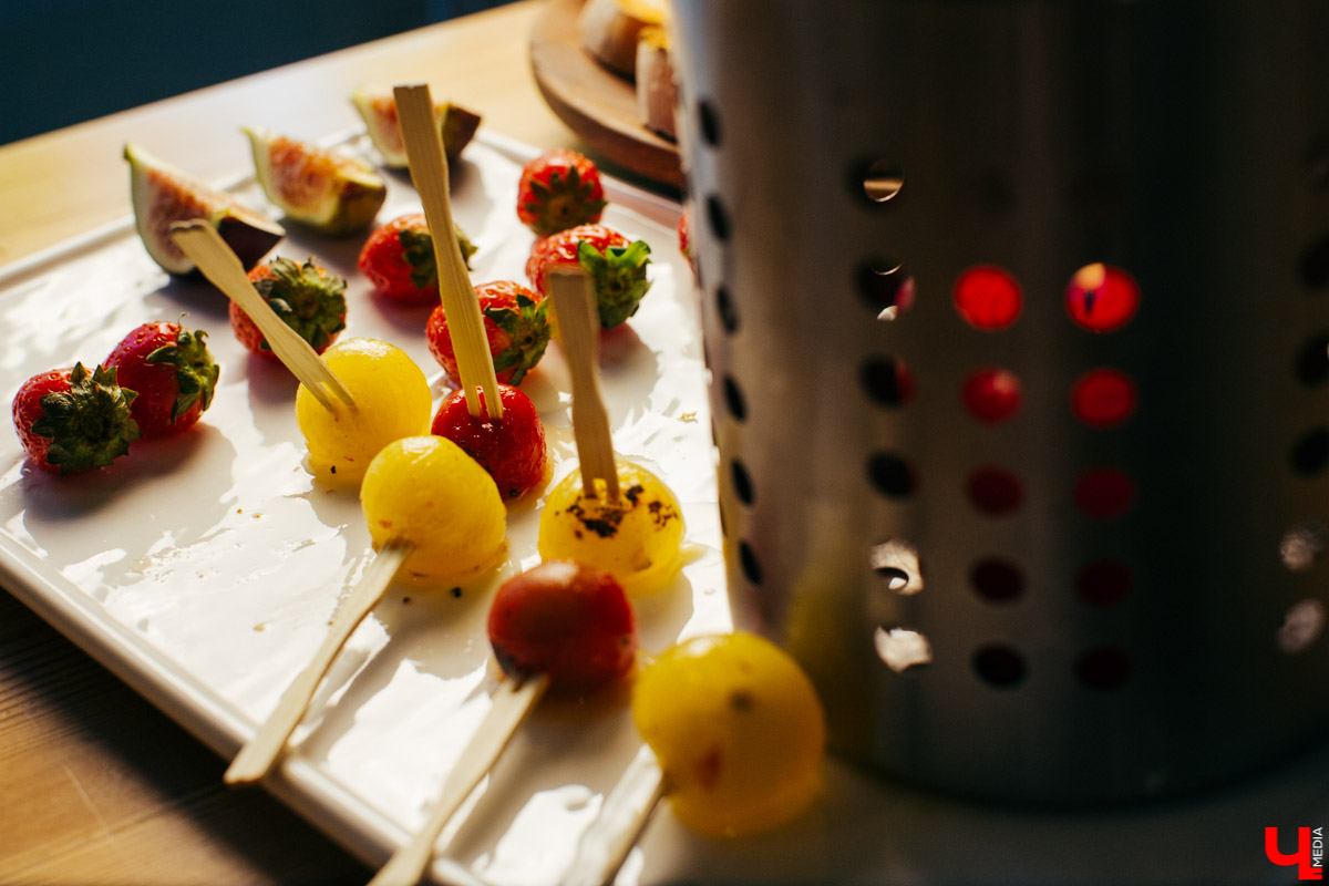 Бренд-шеф Roulet Дмитрий Орловский показал, как готовить фондю, а педагог Венского балета Сергей Игнатьев - как его танцевать