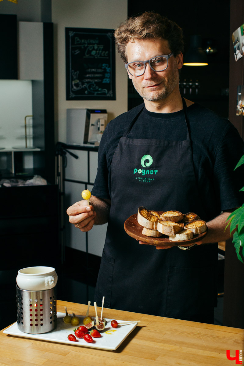 Бренд-шеф Roulet Дмитрий Орловский показал, как готовить фондю, а педагог Венского балета Сергей Игнатьев - как его танцевать