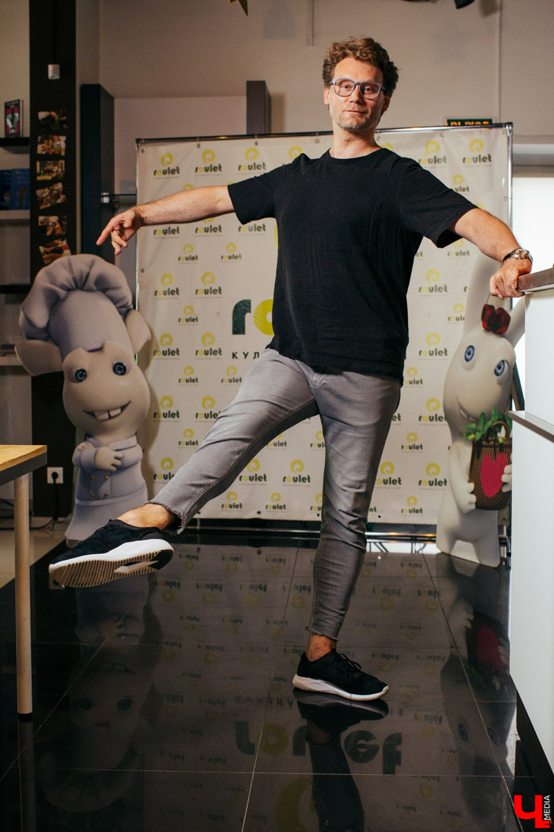 Бренд-шеф Roulet Дмитрий Орловский показал, как готовить фондю, а педагог Венского балета Сергей Игнатьев - как его танцевать