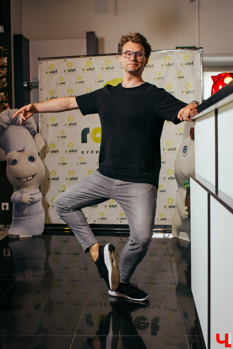 Бренд-шеф Roulet Дмитрий Орловский показал, как готовить фондю, а педагог Венского балета Сергей Игнатьев - как его танцевать