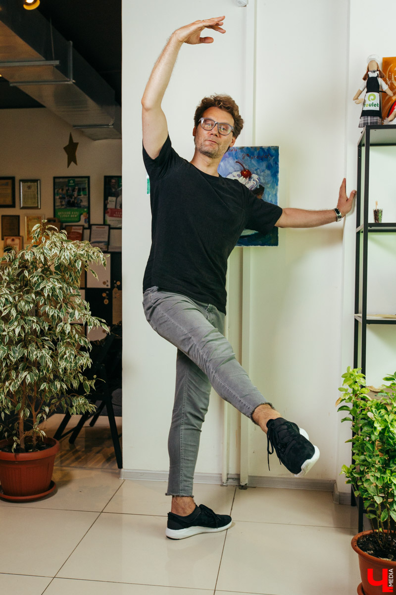 Бренд-шеф Roulet Дмитрий Орловский показал, как готовить фондю, а педагог Венского балета Сергей Игнатьев - как его танцевать