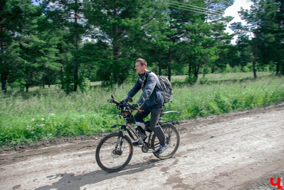 Велопутешественник Дмитрий Петров начал сажать дубы еще в 9 классе. С тех пор высадил в грунт больше 200 саженцев деревьев
