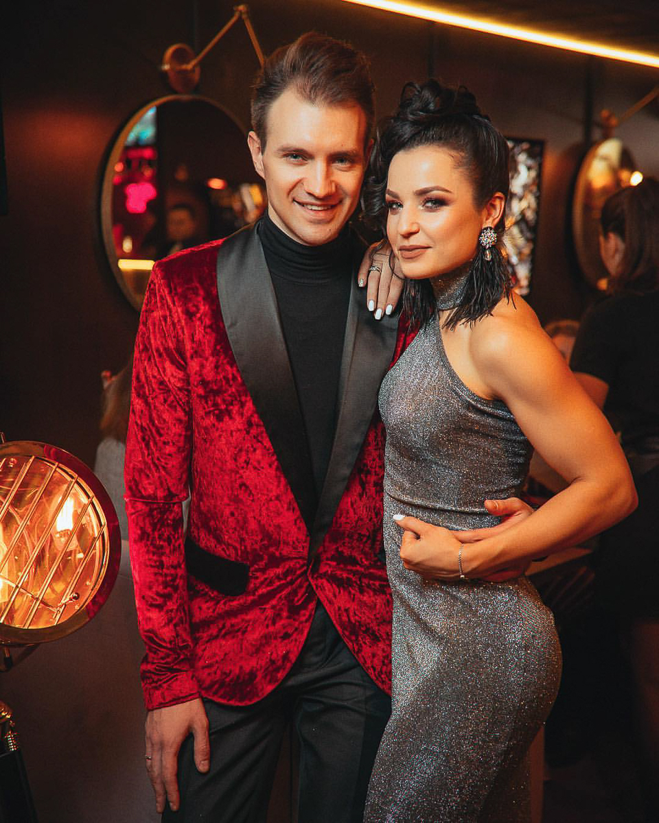 Они выделяются своей внешностью, достижениями и талантами. Эти владимирские пары не похожи на остальные. Мы выяснили, как им удалось повстречать друг друга, а также сохранить чувства на долгие годы