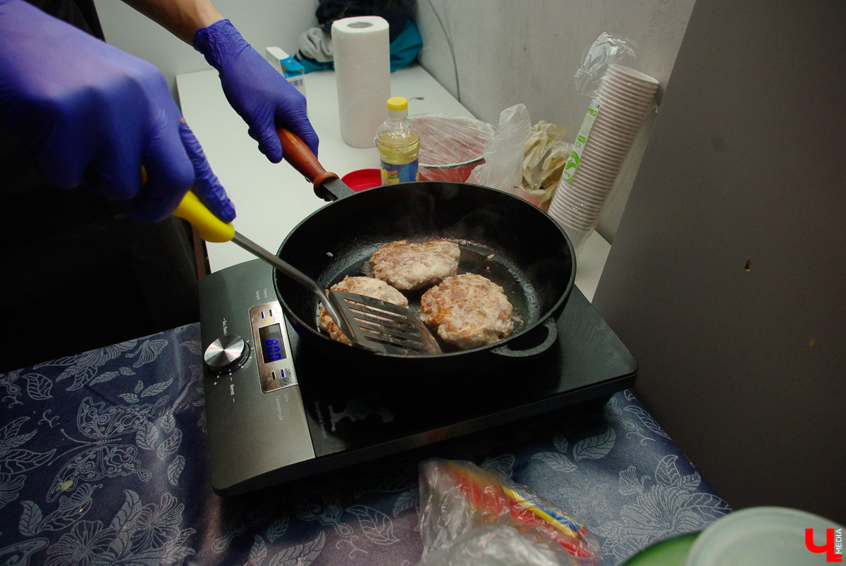 “Ресторанный день” в садах ДТЮ не состоялся из-за дождя. Гастрономические проекты были вынуждены представить свою продукцию на Стрелецкой, 25