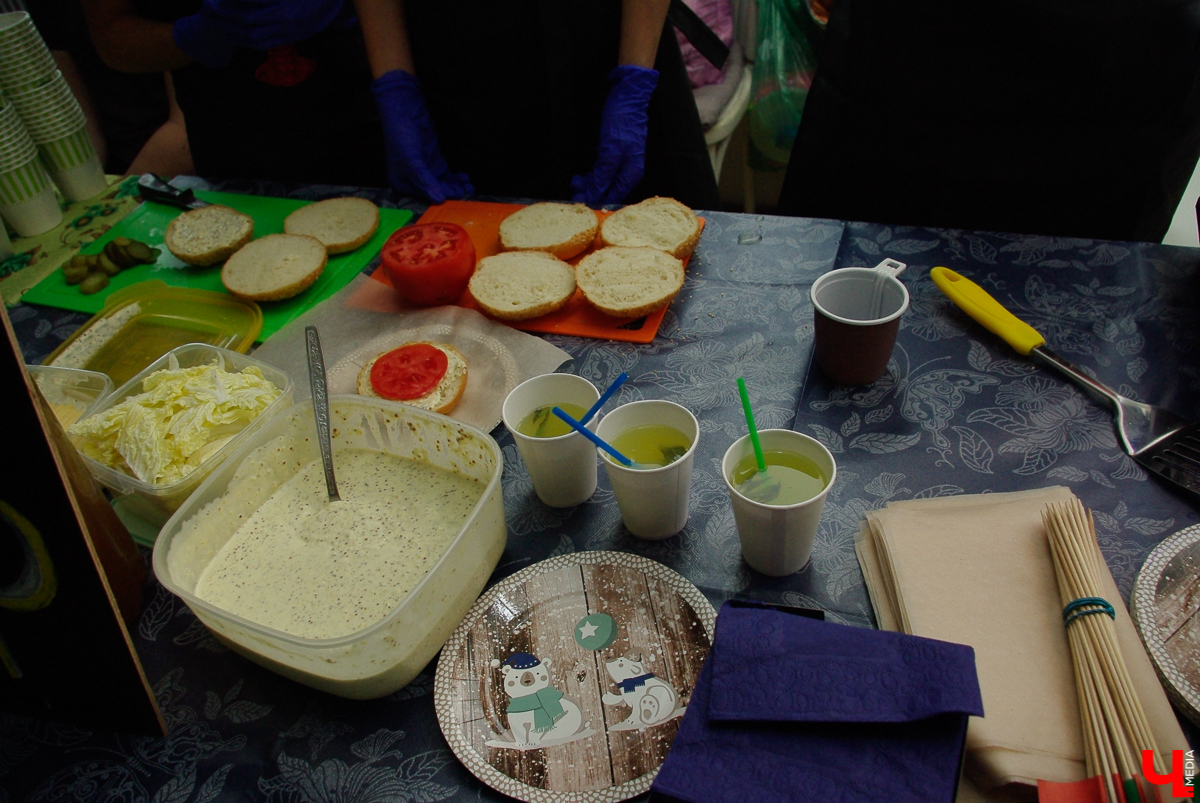 “Ресторанный день” в садах ДТЮ не состоялся из-за дождя. Гастрономические проекты были вынуждены представить свою продукцию на Стрелецкой, 25