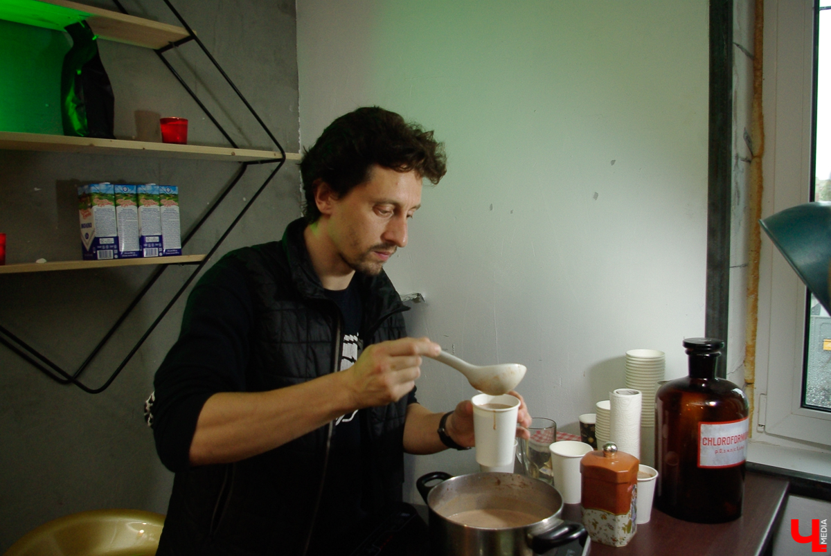 “Ресторанный день” в садах ДТЮ не состоялся из-за дождя. Гастрономические проекты были вынуждены представить свою продукцию на Стрелецкой, 25