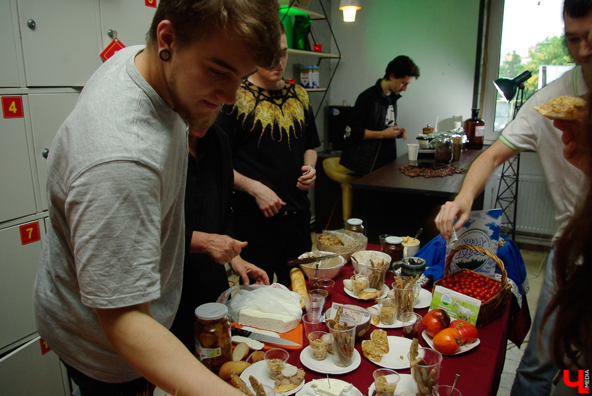 “Ресторанный день” в садах ДТЮ не состоялся из-за дождя. Гастрономические проекты были вынуждены представить свою продукцию на Стрелецкой, 25