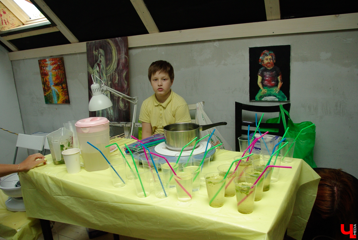 “Ресторанный день” в садах ДТЮ не состоялся из-за дождя. Гастрономические проекты были вынуждены представить свою продукцию на Стрелецкой, 25