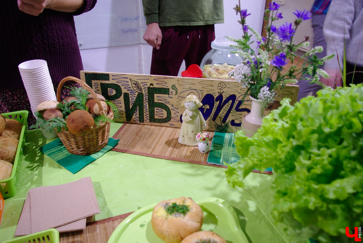 “Ресторанный день” в садах ДТЮ не состоялся из-за дождя. Гастрономические проекты были вынуждены представить свою продукцию на Стрелецкой, 25