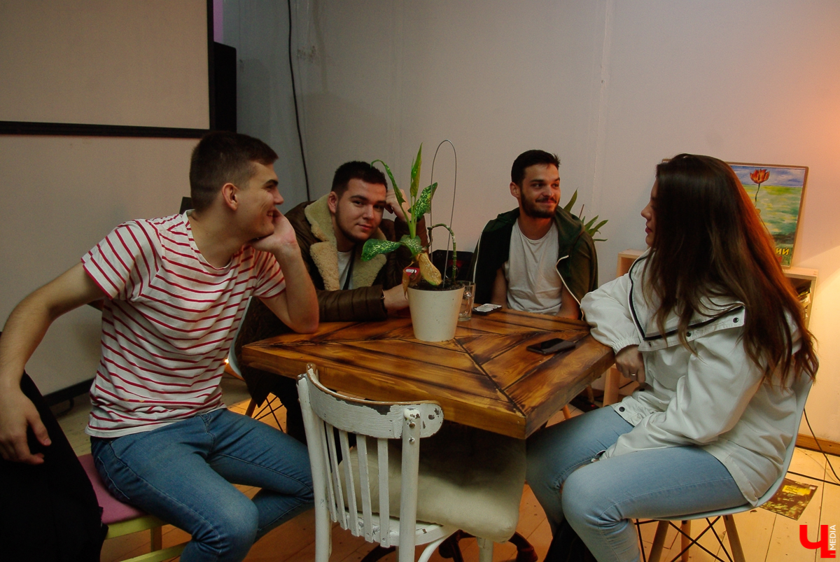 “Ресторанный день” в садах ДТЮ не состоялся из-за дождя. Гастрономические проекты были вынуждены представить свою продукцию на Стрелецкой, 25