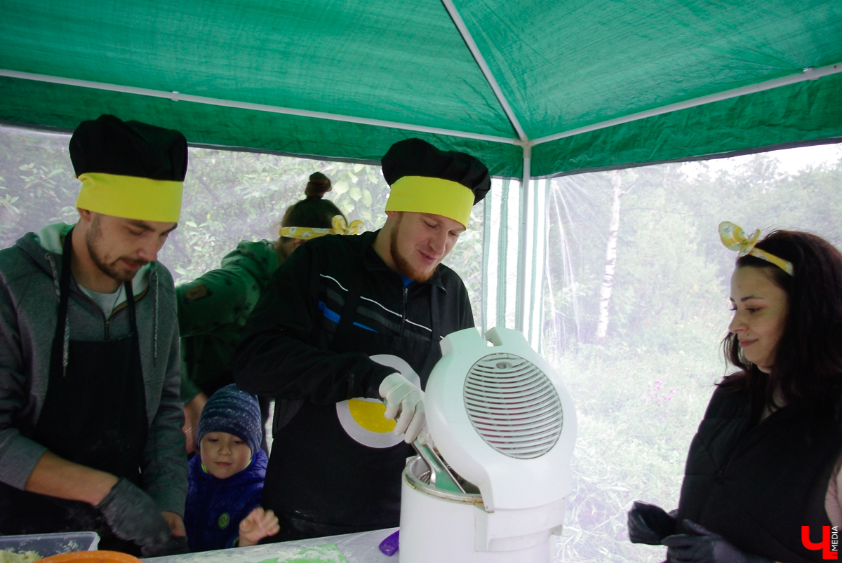 “Ресторанный день” в садах ДТЮ не состоялся из-за дождя. Гастрономические проекты были вынуждены представить свою продукцию на Стрелецкой, 25