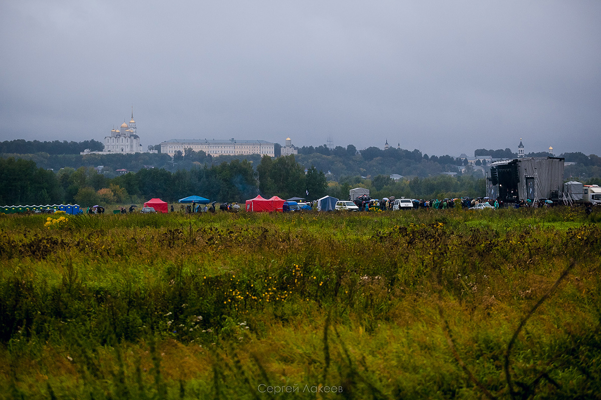 Правильно говорят: «Свято место пусто не бывает». Пока самый крупный и именитый рок-фестиваль региона «Владимирский тяжеловоз» не проводился – не покидало ощущение, что это место свободно. «Тяжеловоз» ждали целых три года. И даже плохая погода не помешала его возвращению