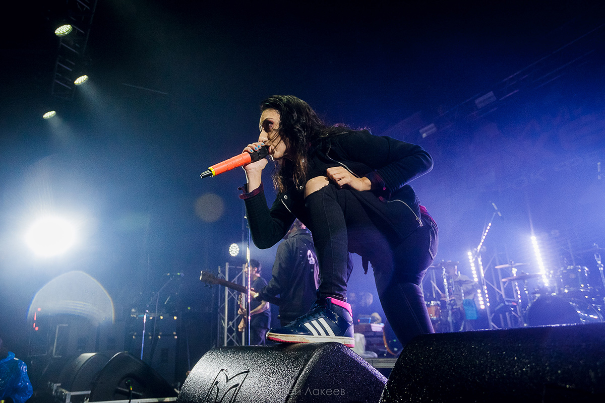 Правильно говорят: «Свято место пусто не бывает». Пока самый крупный и именитый рок-фестиваль региона «Владимирский тяжеловоз» не проводился – не покидало ощущение, что это место свободно. «Тяжеловоз» ждали целых три года. И даже плохая погода не помешала его возвращению