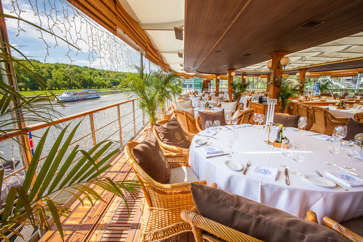 Этот гид для желающих насладиться трапезой под плеск волн и видом на прекрасные пейзажи. Сегодня мы проведем для вас мини-экскурсию по необычным заведениям Москвы на воде: ресторану-яхте «Чайка» и ресторану-теплоходу «Ласточка»