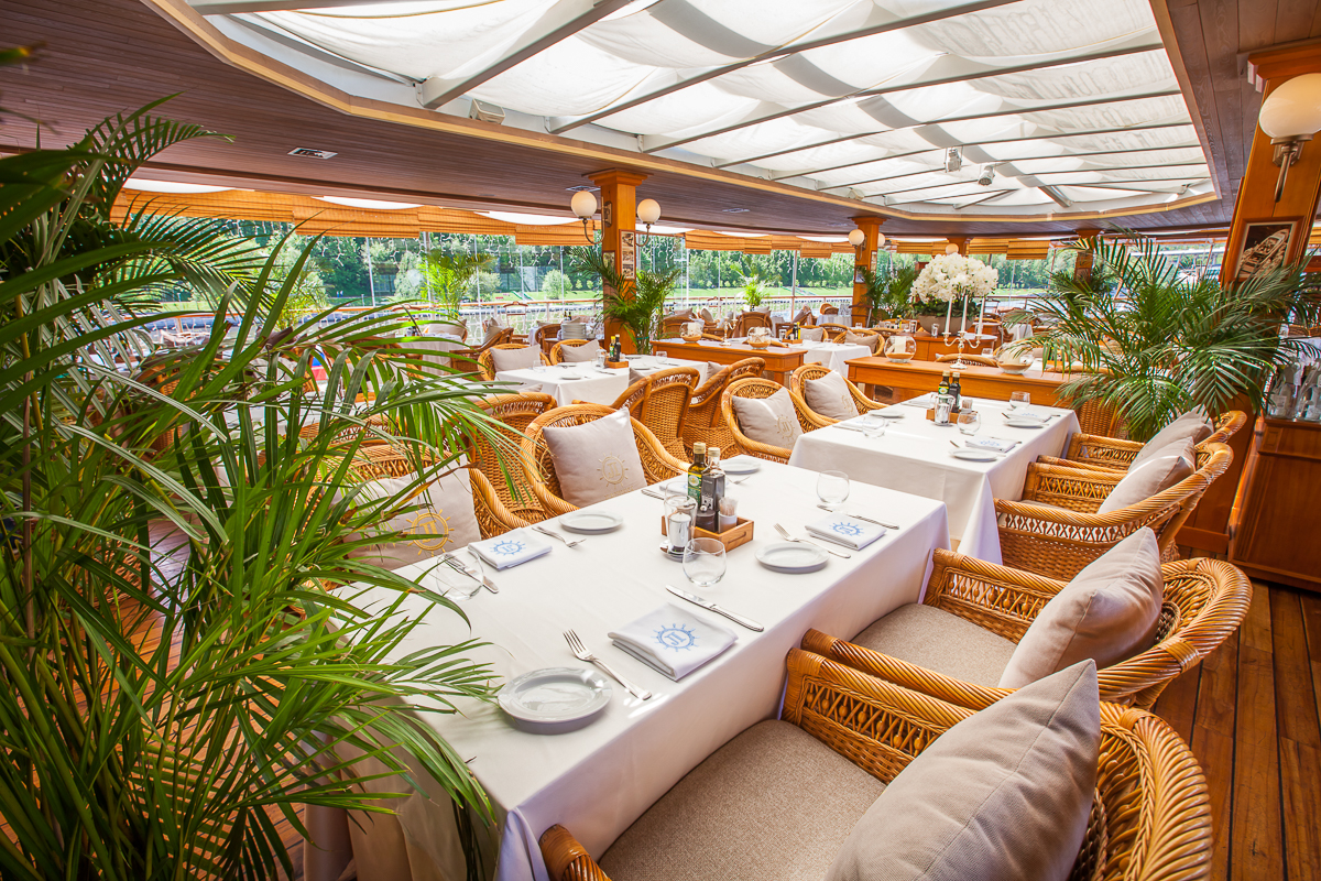 Этот гид для желающих насладиться трапезой под плеск волн и видом на прекрасные пейзажи. Сегодня мы проведем для вас мини-экскурсию по необычным заведениям Москвы на воде: ресторану-яхте «Чайка» и ресторану-теплоходу «Ласточка»