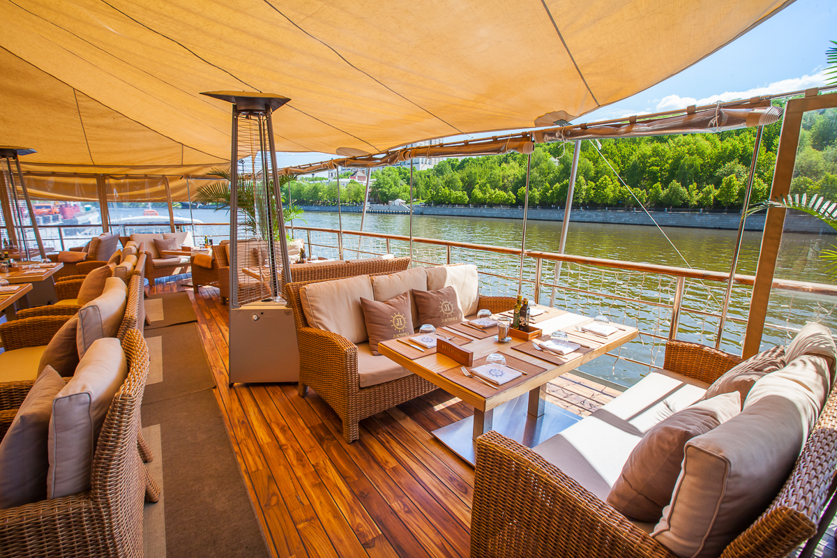 Этот гид для желающих насладиться трапезой под плеск волн и видом на прекрасные пейзажи. Сегодня мы проведем для вас мини-экскурсию по необычным заведениям Москвы на воде: ресторану-яхте «Чайка» и ресторану-теплоходу «Ласточка»