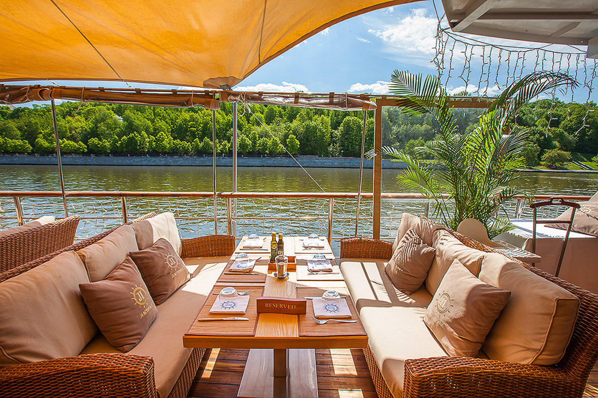 Этот гид для желающих насладиться трапезой под плеск волн и видом на прекрасные пейзажи. Сегодня мы проведем для вас мини-экскурсию по необычным заведениям Москвы на воде: ресторану-яхте «Чайка» и ресторану-теплоходу «Ласточка»