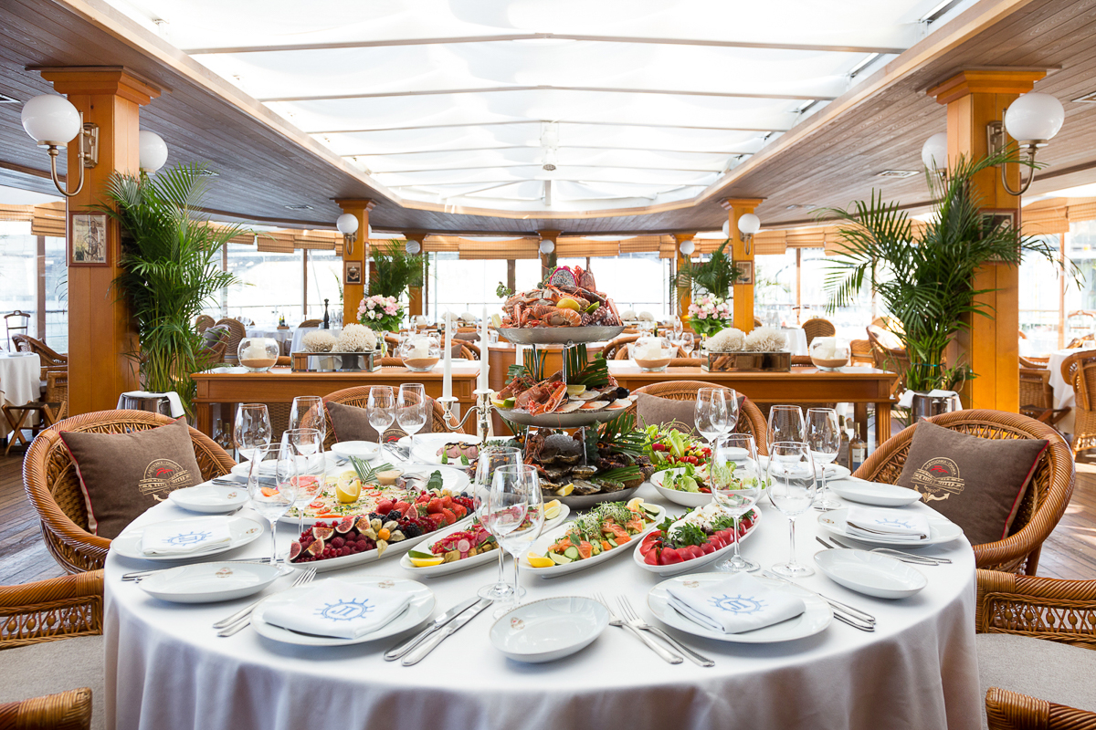 Этот гид для желающих насладиться трапезой под плеск волн и видом на прекрасные пейзажи. Сегодня мы проведем для вас мини-экскурсию по необычным заведениям Москвы на воде: ресторану-яхте «Чайка» и ресторану-теплоходу «Ласточка»