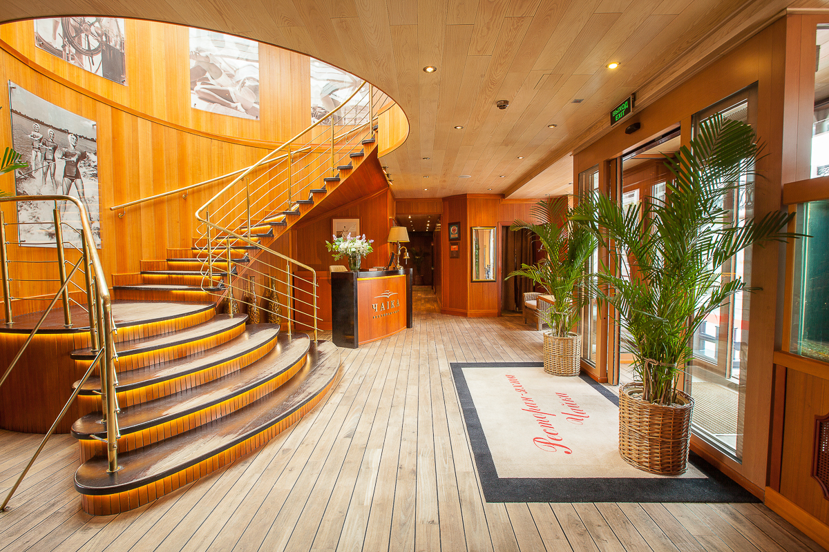 Этот гид для желающих насладиться трапезой под плеск волн и видом на прекрасные пейзажи. Сегодня мы проведем для вас мини-экскурсию по необычным заведениям Москвы на воде: ресторану-яхте «Чайка» и ресторану-теплоходу «Ласточка»