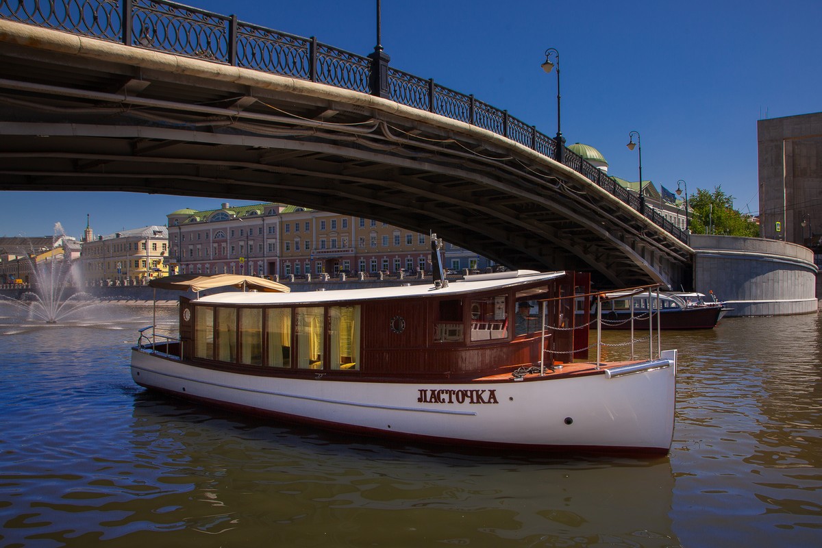 Этот гид для желающих насладиться трапезой под плеск волн и видом на прекрасные пейзажи. Сегодня мы проведем для вас мини-экскурсию по необычным заведениям Москвы на воде: ресторану-яхте «Чайка» и ресторану-теплоходу «Ласточка»