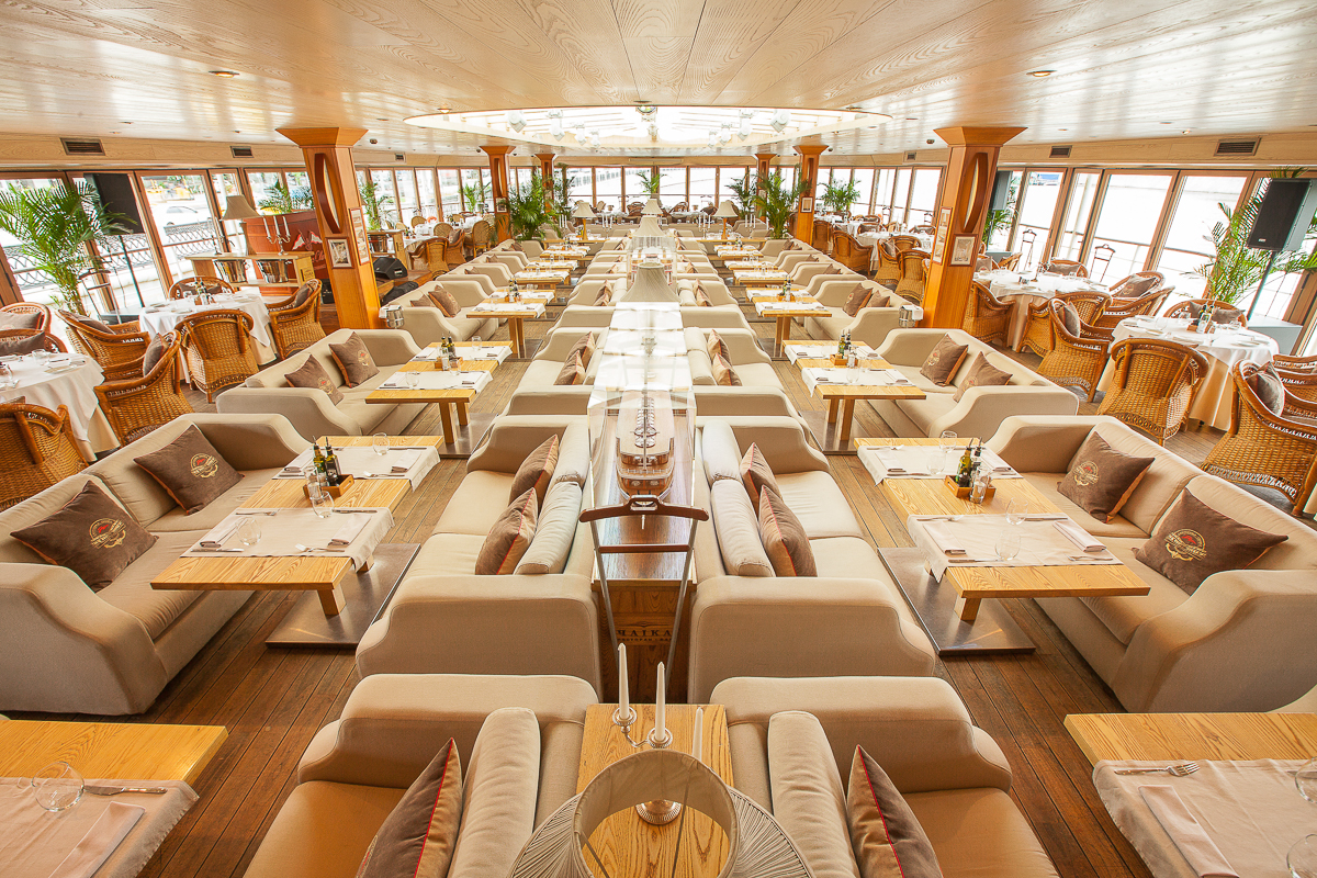 Этот гид для желающих насладиться трапезой под плеск волн и видом на прекрасные пейзажи. Сегодня мы проведем для вас мини-экскурсию по необычным заведениям Москвы на воде: ресторану-яхте «Чайка» и ресторану-теплоходу «Ласточка»