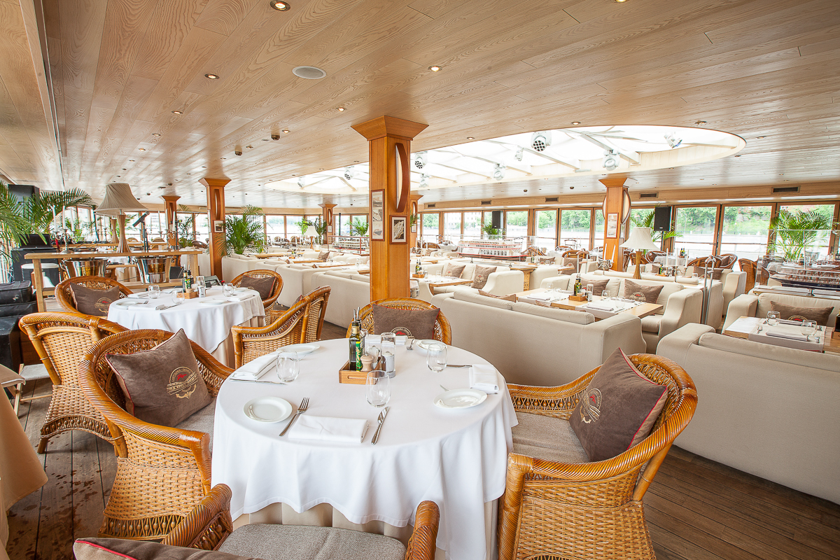 Этот гид для желающих насладиться трапезой под плеск волн и видом на прекрасные пейзажи. Сегодня мы проведем для вас мини-экскурсию по необычным заведениям Москвы на воде: ресторану-яхте «Чайка» и ресторану-теплоходу «Ласточка»