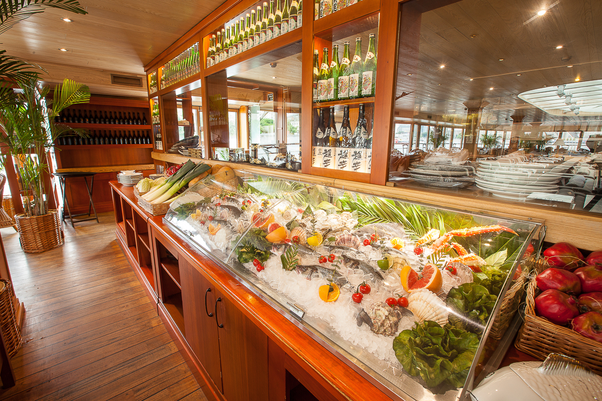 Этот гид для желающих насладиться трапезой под плеск волн и видом на прекрасные пейзажи. Сегодня мы проведем для вас мини-экскурсию по необычным заведениям Москвы на воде: ресторану-яхте «Чайка» и ресторану-теплоходу «Ласточка»