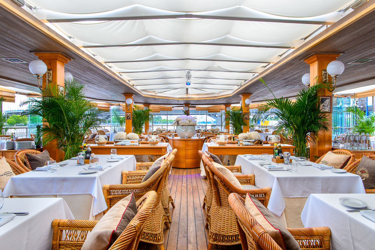 Этот гид для желающих насладиться трапезой под плеск волн и видом на прекрасные пейзажи. Сегодня мы проведем для вас мини-экскурсию по необычным заведениям Москвы на воде: ресторану-яхте «Чайка» и ресторану-теплоходу «Ласточка»