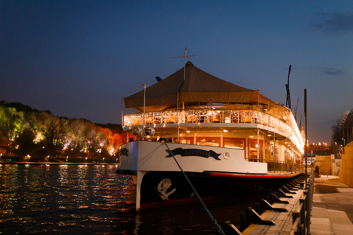 Этот гид для желающих насладиться трапезой под плеск волн и видом на прекрасные пейзажи. Сегодня мы проведем для вас мини-экскурсию по необычным заведениям Москвы на воде: ресторану-яхте «Чайка» и ресторану-теплоходу «Ласточка»