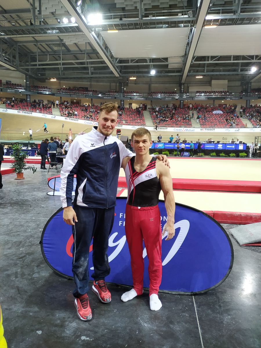 Как живут и тренируются спортсмены знаменитой не только на всю страну, но и на весь мир школы олимпийского резерва? Об этом в эксклюзивном интервью с двумя сильнейшими гимнастами нашего региона - Ильей Кибартасом и Алексеем Богдановым