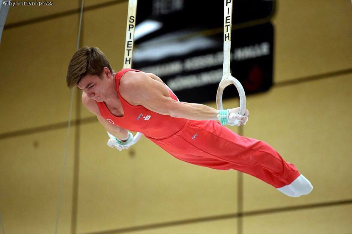 Как живут и тренируются спортсмены знаменитой не только на всю страну, но и на весь мир школы олимпийского резерва? Об этом в эксклюзивном интервью с двумя сильнейшими гимнастами нашего региона - Ильей Кибартасом и Алексеем Богдановым