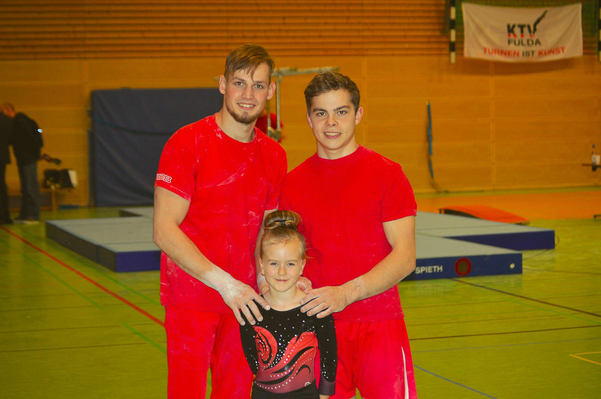 Как живут и тренируются спортсмены знаменитой не только на всю страну, но и на весь мир школы олимпийского резерва? Об этом в эксклюзивном интервью с двумя сильнейшими гимнастами нашего региона - Ильей Кибартасом и Алексеем Богдановым