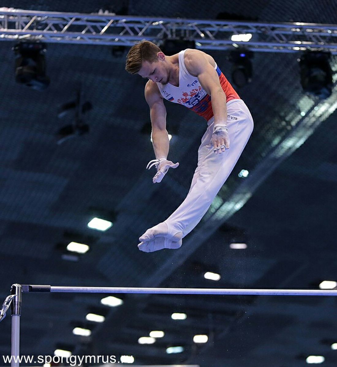 Как живут и тренируются спортсмены знаменитой не только на всю страну, но и на весь мир школы олимпийского резерва? Об этом в эксклюзивном интервью с двумя сильнейшими гимнастами нашего региона - Ильей Кибартасом и Алексеем Богдановым