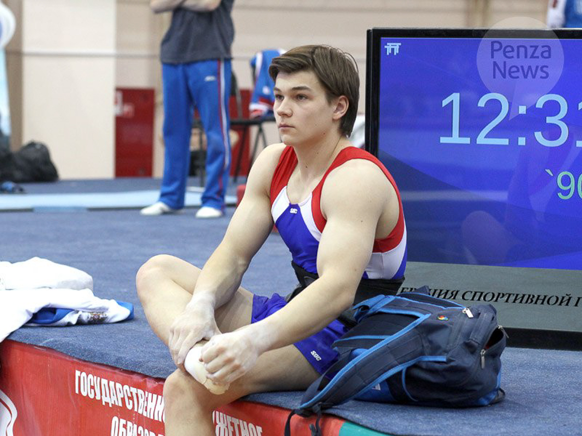 Как живут и тренируются спортсмены знаменитой не только на всю страну, но и на весь мир школы олимпийского резерва? Об этом в эксклюзивном интервью с двумя сильнейшими гимнастами нашего региона - Ильей Кибартасом и Алексеем Богдановым