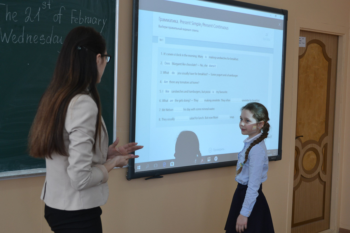 За пять лет бывший айтишник Сергей Чернышев превратил простую сельскую школу в одну из 10 лучших во Владимирской области. Мы узнали, как ему это удалось, и куда развивается российское образование