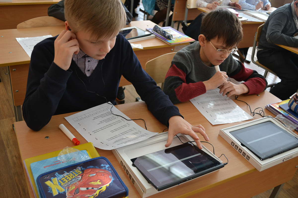 За пять лет бывший айтишник Сергей Чернышев превратил простую сельскую школу в одну из 10 лучших во Владимирской области. Мы узнали, как ему это удалось, и куда развивается российское образование