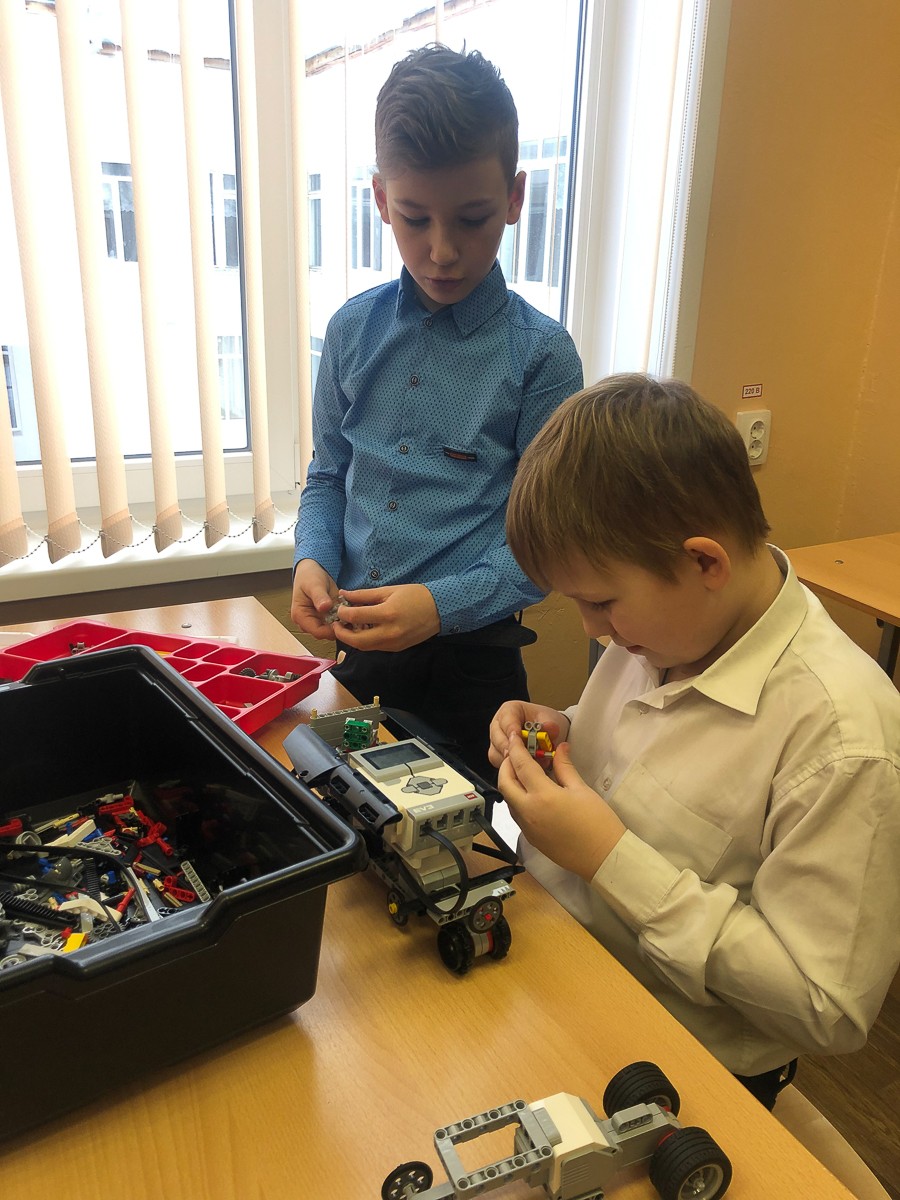 За пять лет бывший айтишник Сергей Чернышев превратил простую сельскую школу в одну из 10 лучших во Владимирской области. Мы узнали, как ему это удалось, и куда развивается российское образование