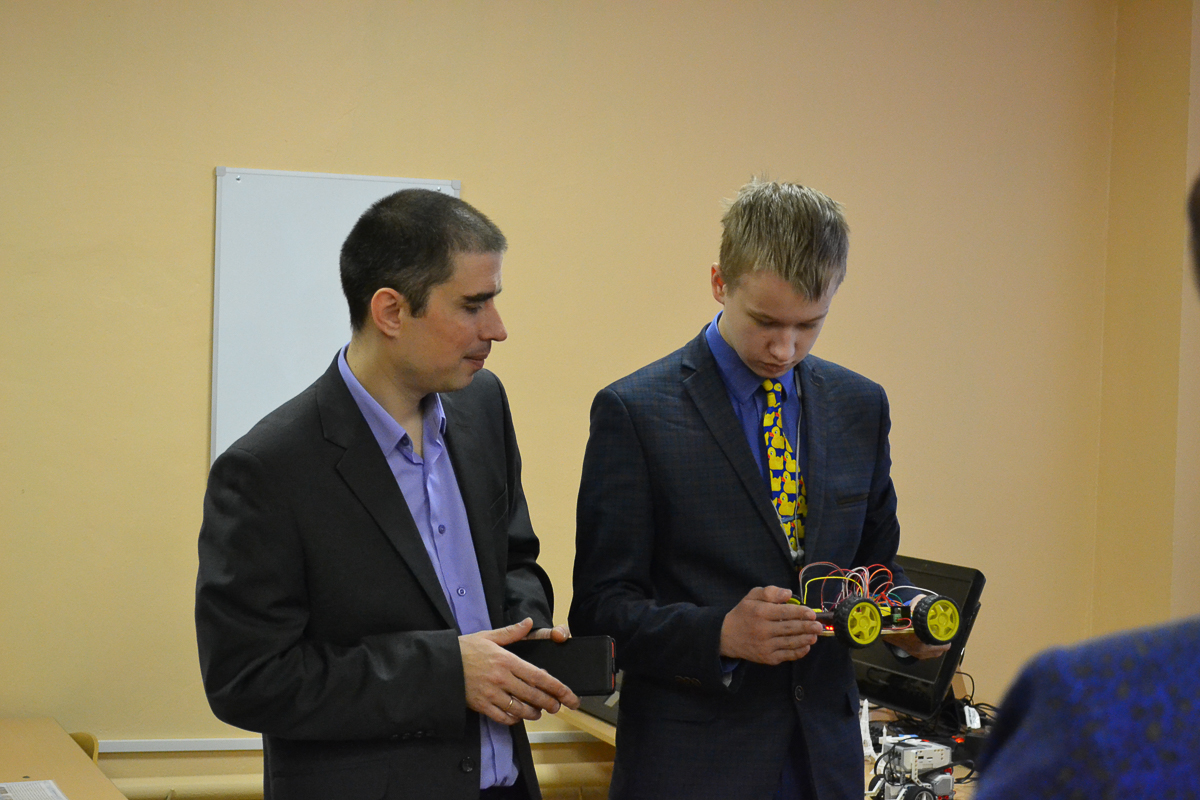 За пять лет бывший айтишник Сергей Чернышев превратил простую сельскую школу в одну из 10 лучших во Владимирской области. Мы узнали, как ему это удалось, и куда развивается российское образование