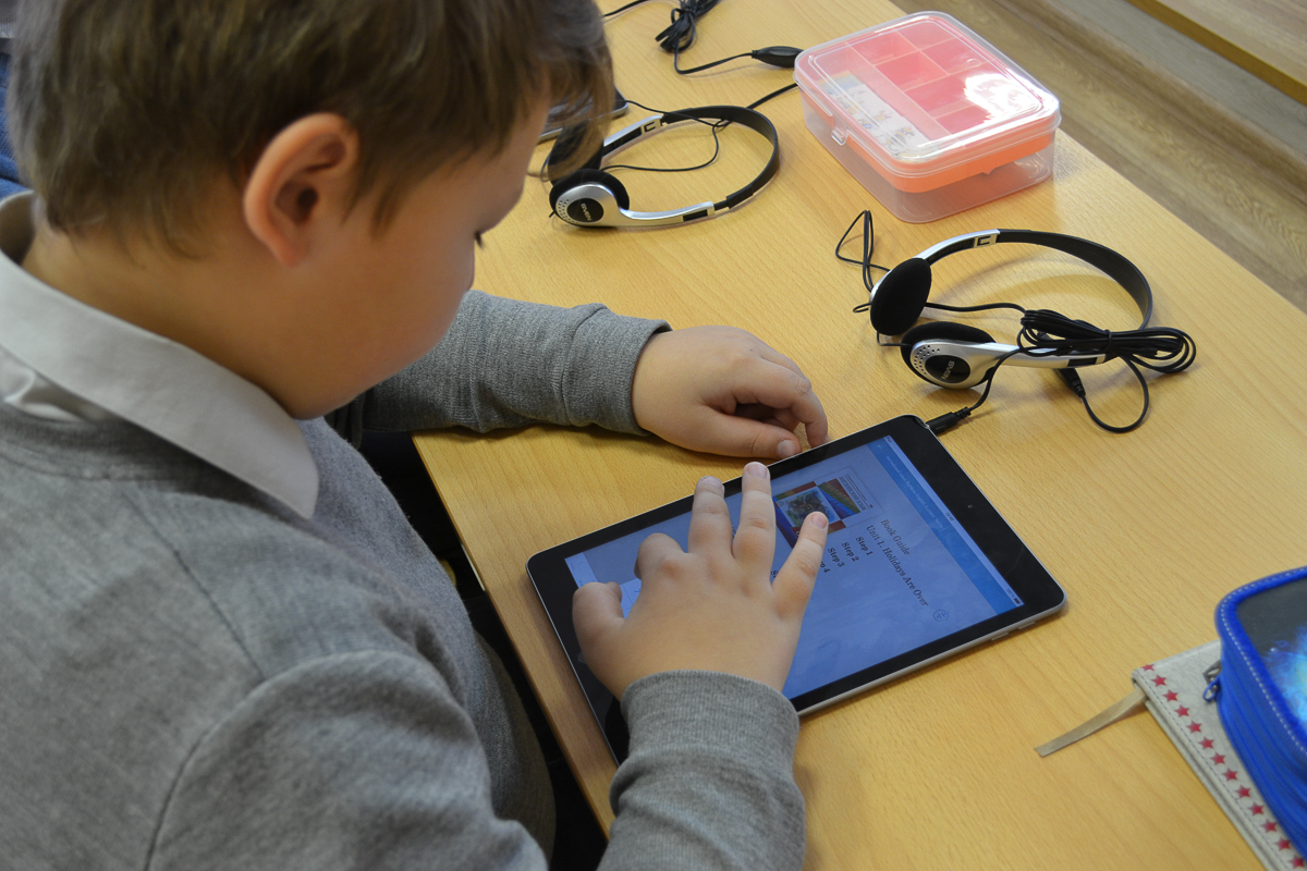 За пять лет бывший айтишник Сергей Чернышев превратил простую сельскую школу в одну из 10 лучших во Владимирской области. Мы узнали, как ему это удалось, и куда развивается российское образование