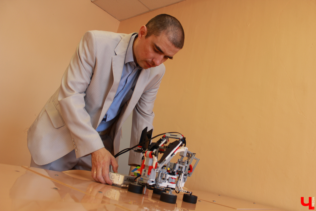 За пять лет бывший айтишник Сергей Чернышев превратил простую сельскую школу в одну из 10 лучших во Владимирской области. Мы узнали, как ему это удалось, и куда развивается российское образование