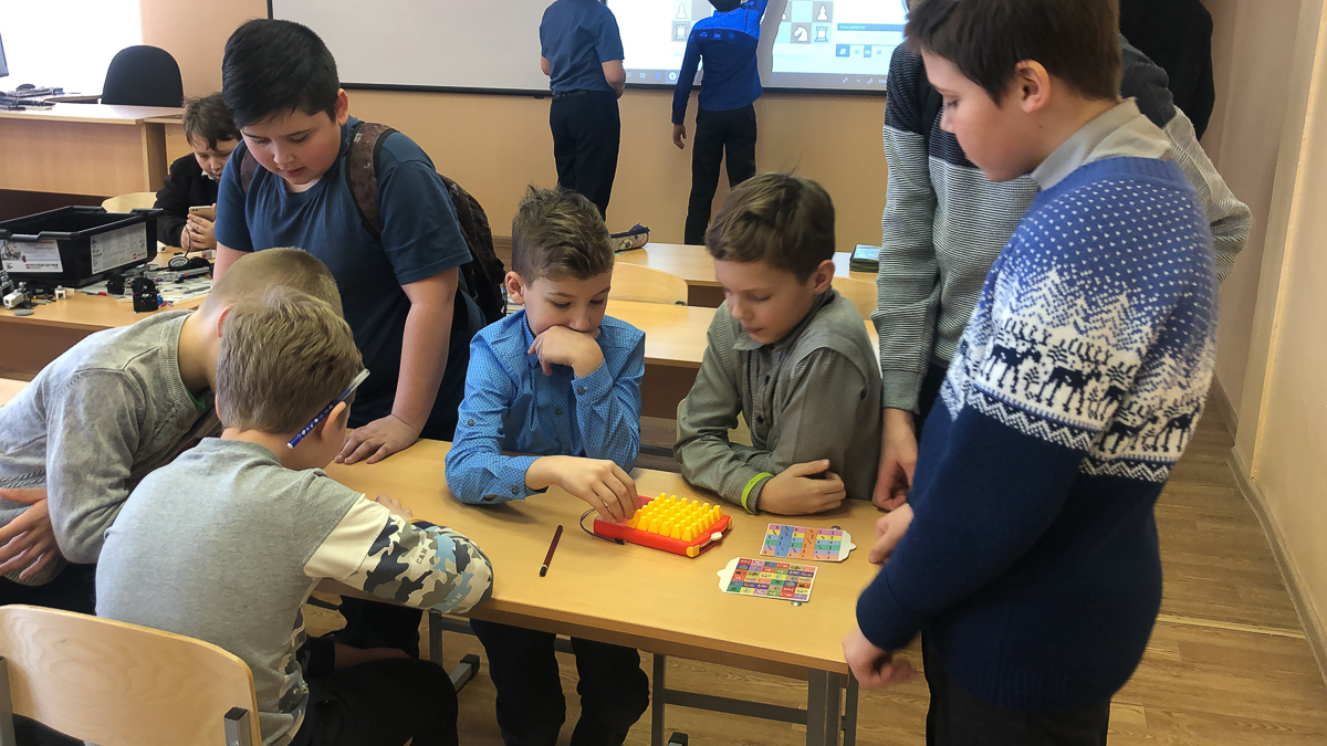 За пять лет бывший айтишник Сергей Чернышев превратил простую сельскую школу в одну из 10 лучших во Владимирской области. Мы узнали, как ему это удалось, и куда развивается российское образование