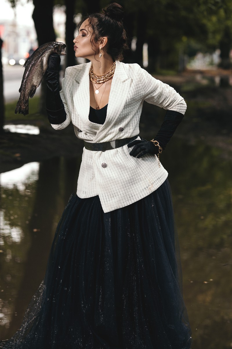 Летом 2019-го Владимир несколько раз затапливало. Во время ливней вода не уходит с дорог и тротуаров, образуются глубокие лужи. Фотограф Светлана Федорова нашла способ заявить о проблеме креативно