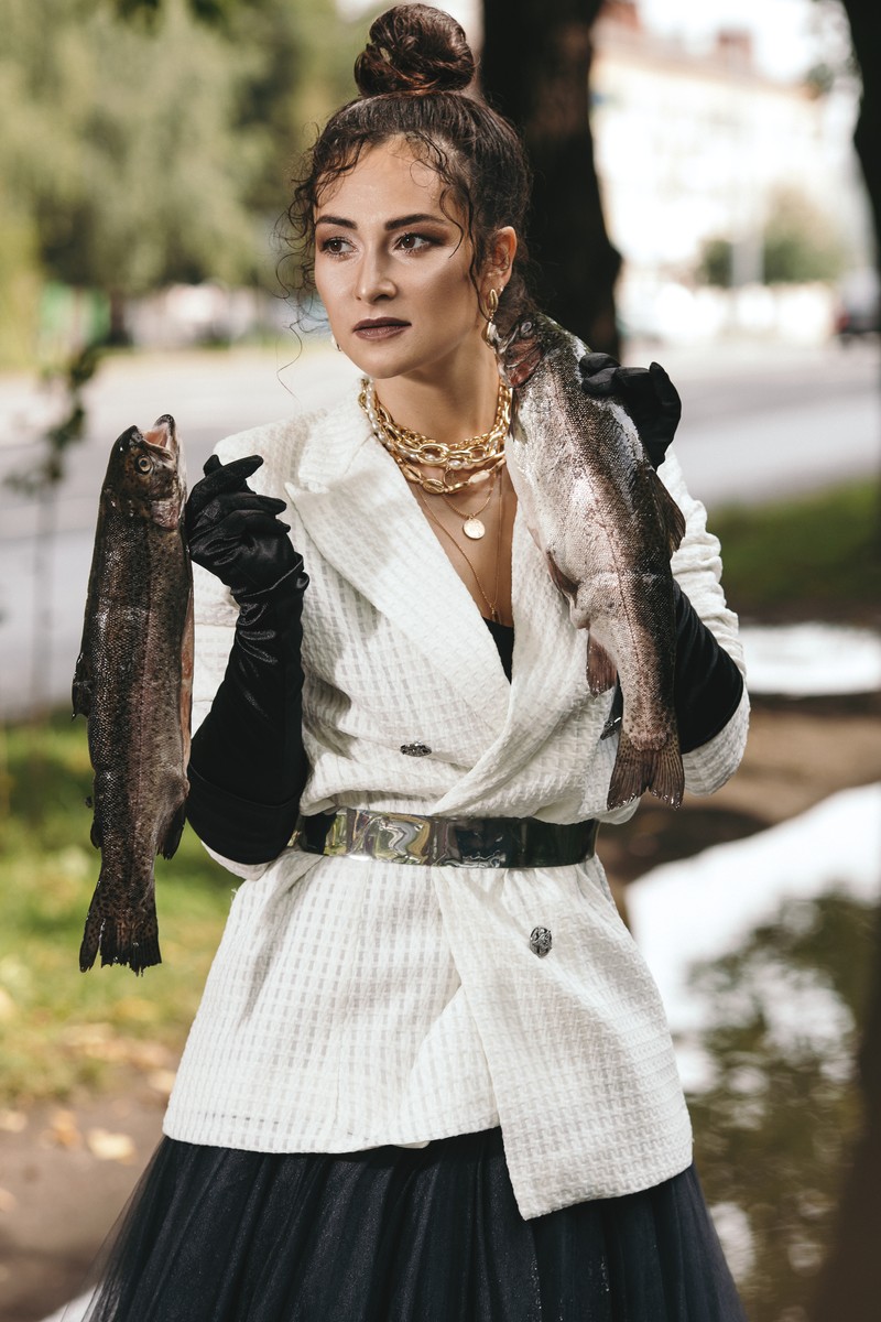 Летом 2019-го Владимир несколько раз затапливало. Во время ливней вода не уходит с дорог и тротуаров, образуются глубокие лужи. Фотограф Светлана Федорова нашла способ заявить о проблеме креативно