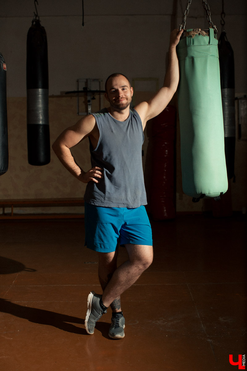 Тренер по боксу Даниил Крылов уже второй год подряд выбирает путешествие автостопом. Он посещает разные залы страны, тренируется со спортсменами других регионов и дает им мастер-классы. Какой была дорога в прошлом году, и как боксер подготовился к новой поездке? Читайте в нашем интервью