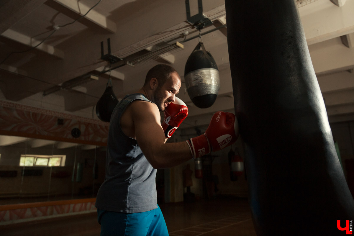 Тренер по боксу Даниил Крылов уже второй год подряд выбирает путешествие автостопом. Он посещает разные залы страны, тренируется со спортсменами других регионов и дает им мастер-классы. Какой была дорога в прошлом году, и как боксер подготовился к новой поездке? Читайте в нашем интервью