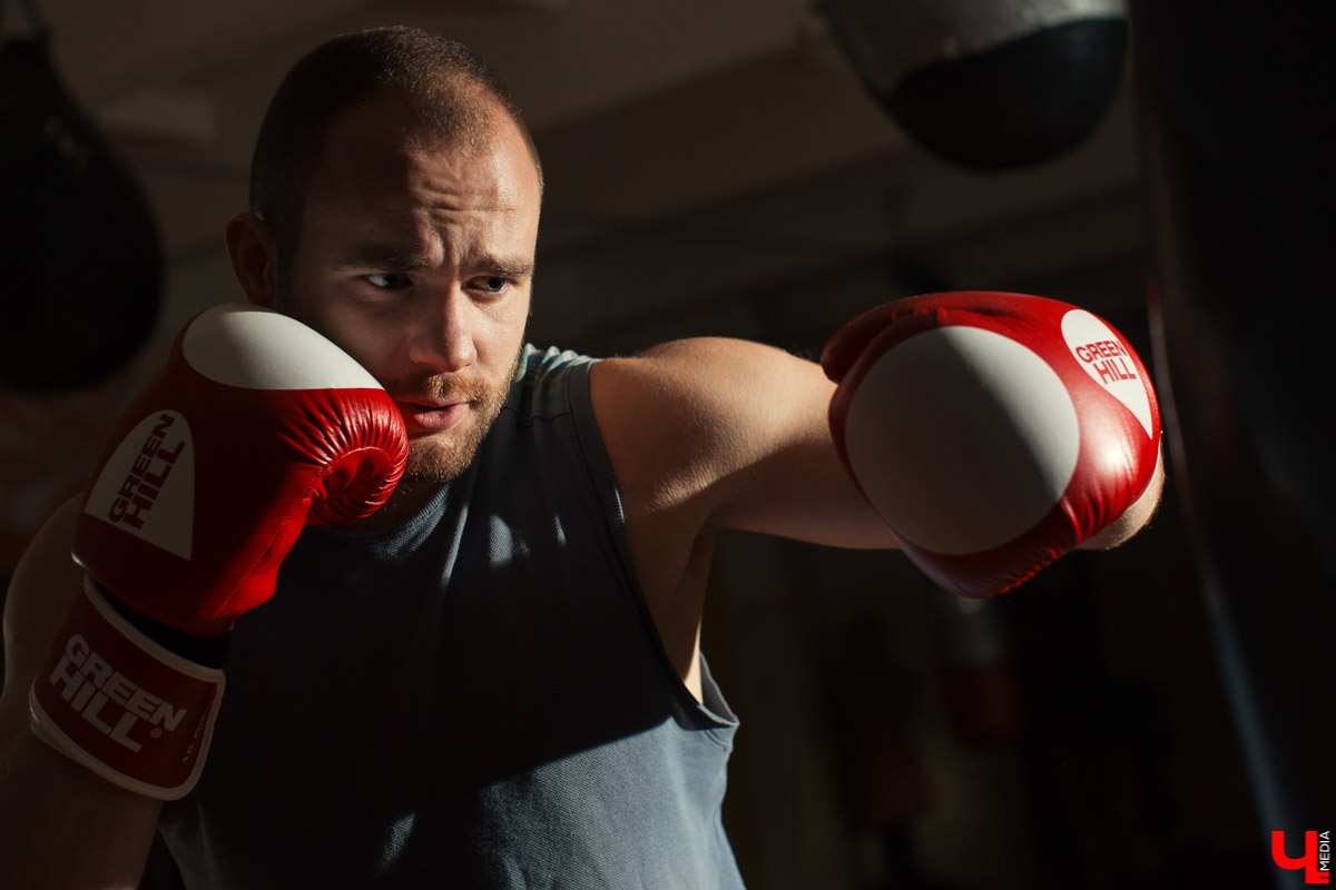 Тренер по боксу Даниил Крылов уже второй год подряд выбирает путешествие автостопом. Он посещает разные залы страны, тренируется со спортсменами других регионов и дает им мастер-классы. Какой была дорога в прошлом году, и как боксер подготовился к новой поездке? Читайте в нашем интервью