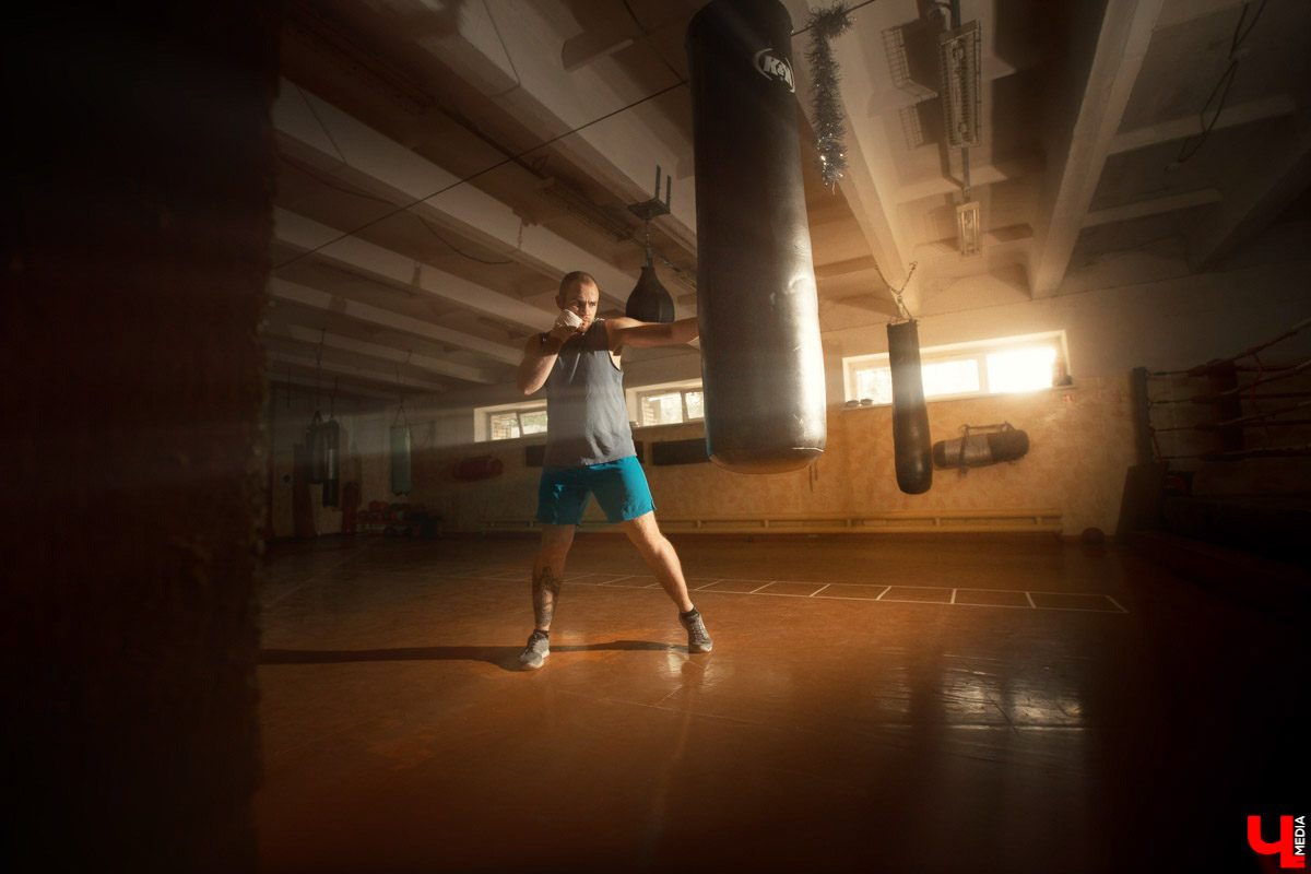 Тренер по боксу Даниил Крылов уже второй год подряд выбирает путешествие автостопом. Он посещает разные залы страны, тренируется со спортсменами других регионов и дает им мастер-классы. Какой была дорога в прошлом году, и как боксер подготовился к новой поездке? Читайте в нашем интервью