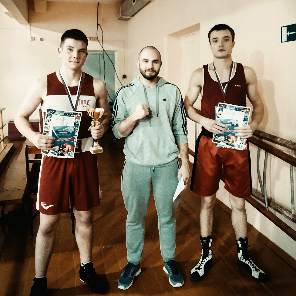 Тренер по боксу Даниил Крылов уже второй год подряд выбирает путешествие автостопом. Он посещает разные залы страны, тренируется со спортсменами других регионов и дает им мастер-классы. Какой была дорога в прошлом году, и как боксер подготовился к новой поездке? Читайте в нашем интервью